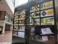 同ビル内に飲食店等多数のテナントあり。