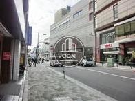 玄関を出ると駅が見えます