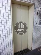 白い扉のエレベーター
