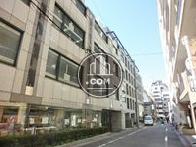 交通量の少ない裏手通り
