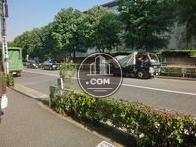 正面入口から見た周辺です