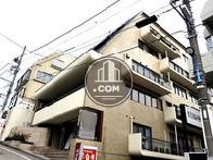 少し段差のある正面玄関口
