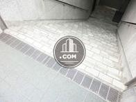 両サイドに手摺のある壁面