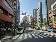 目黒通り沿い、活気あるエリア