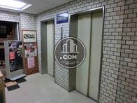 2基あるエレベーターで9人乗りです