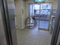 エレベーター内から見たエントランスです
