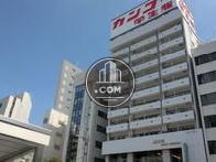 駅前にあり目立ちます
