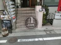 入口前の階段です