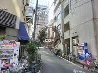 裏の通りは緩やかな斜面です