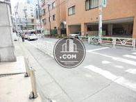 大通りから中道に入った立地に建ちます