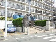 正面玄関両脇に駐車場があります