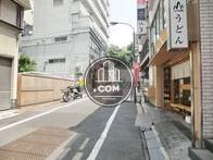 玄関前の通り