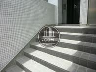 正面玄関の前には数段の段差があります