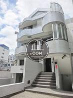 所々丸みを帯びた、独特のデザインです