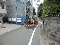 緩やかな坂道に面したビルです