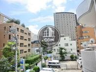 3階付近の階段上から撮影しています