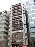 2色の壁面がストライプ状にデザインされた外観