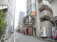 三越前駅B5出入り口へ連絡します