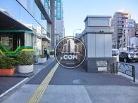 ビルの目の前に春日駅の出入り口があります