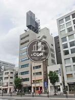 屋上に大きな看板が見えます