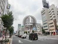 青山通り沿い、賑やかなエリアです