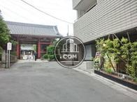 ビル裏側には善光寺の入口があります