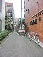 玄関側の路地です