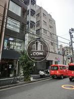 正面左手に出入口があります