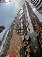 通りに面して看板が多数設置されています