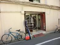 側面に玄関があります