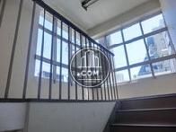 広い窓のおかげで明るい雰囲気となっています