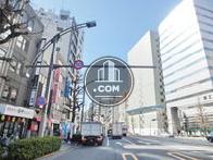 幅広い公道沿いです