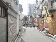 ビルの裏手は細い路地となっております