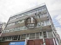 窓面が多く造られた建物です