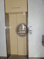 クリーム色のエレベーター