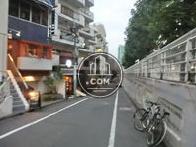 物件前の道路、突き当りはＪＲ線路です