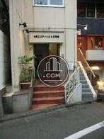 床の煉瓦が印象的な階段です