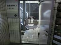 エントランス突き当たり部分に外階段への入口があります
