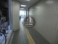 エントランスホールは縦長に伸びた形をしてます