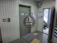 突き当りにエレベーターがあります