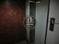 白のエレベーター扉です