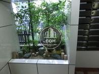 エントランス途中には草木などが飾られています