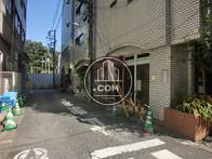 正面入口への道路です
