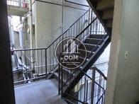 上階、地下へと続く階段です