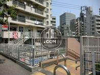 すぐ下の道路に続く階段があります