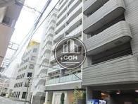 周辺は居住用ビルが立ち並びます