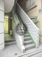 正面玄関の右手に外階段があります
