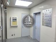 エントランスに１階テナントの通用口があります
