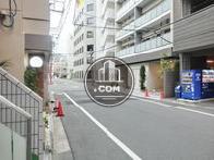 車通りの少ない全面道路です