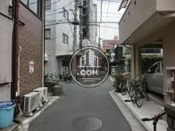 住宅などが密集する十字路の一角